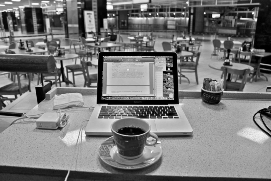 Sesión de análisis financiero con gráficos y documentos