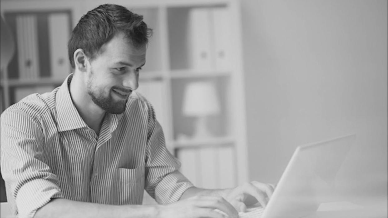 Análisis financiero en pantalla con gráficos y datos de mercado